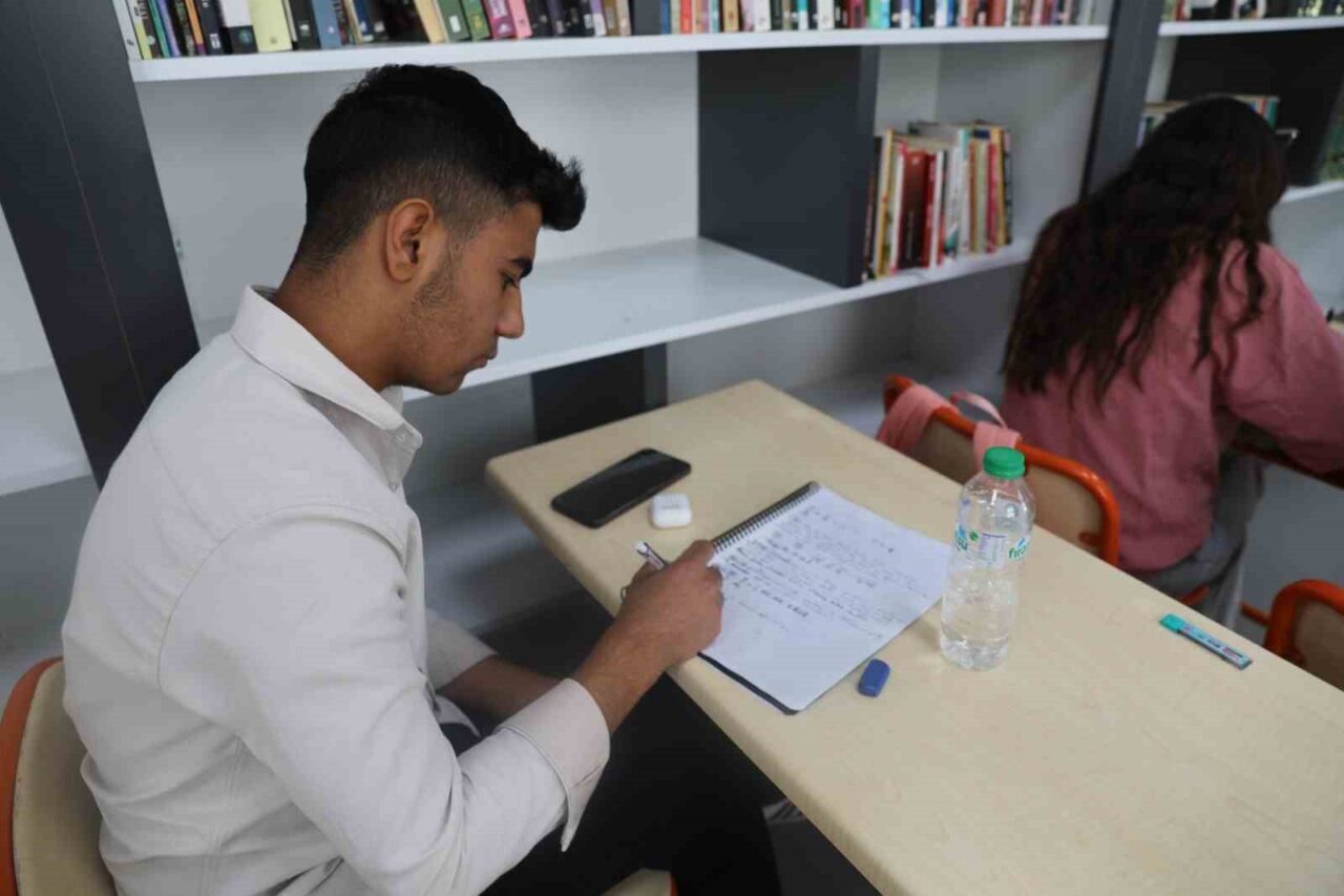 Malatya'nın Battalgazi ilçesinde, Battalgazi Belediyesi'nin başlattığı ücretsiz LGS ve YKS