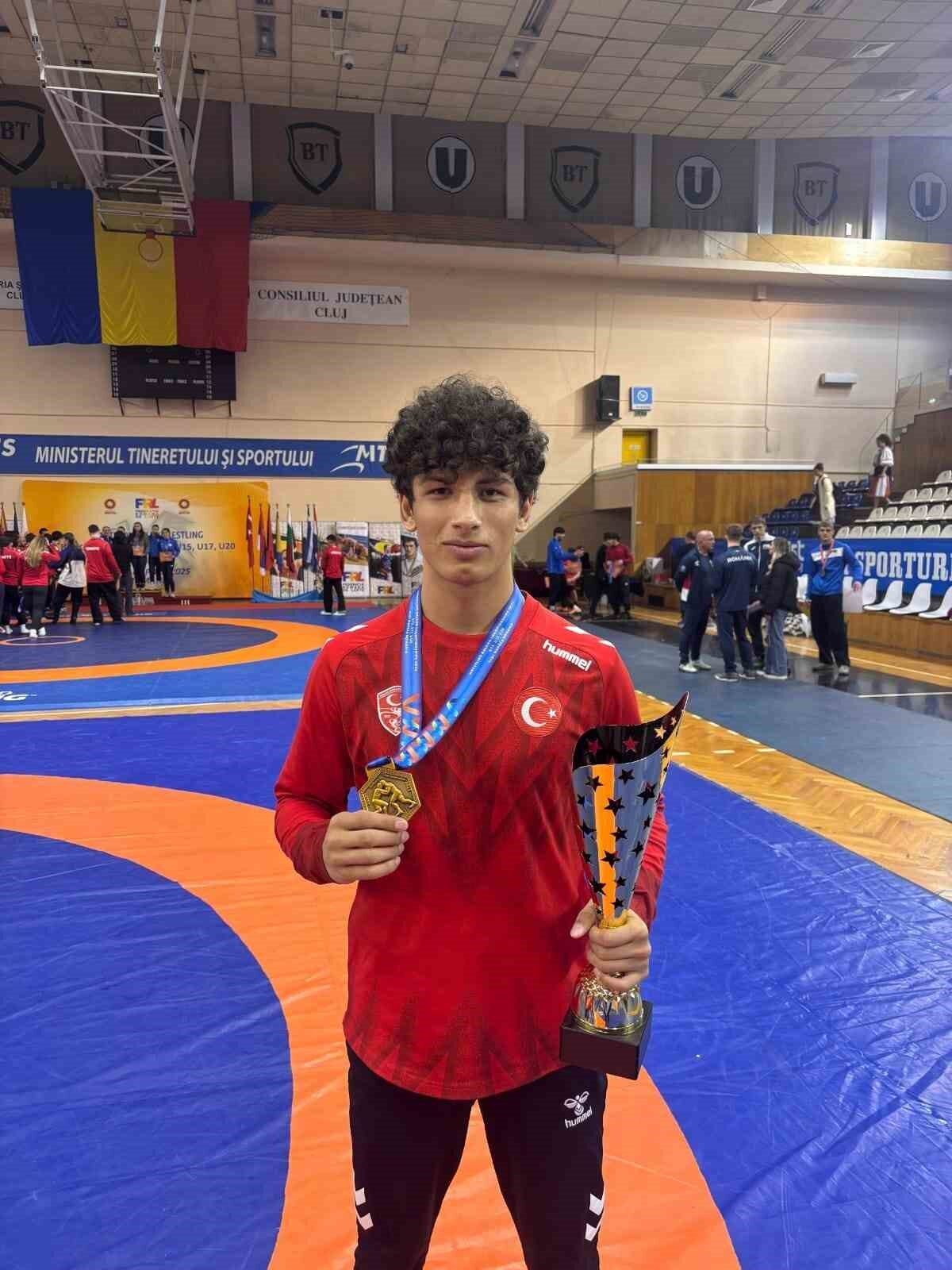 Bursa Büyükşehir Belediyespor, Balkan Güreş Şampiyonası’nda 4 madalya ile döndü: Mahmut Yayla altın, Süleyman Rıza bronz kazandı.