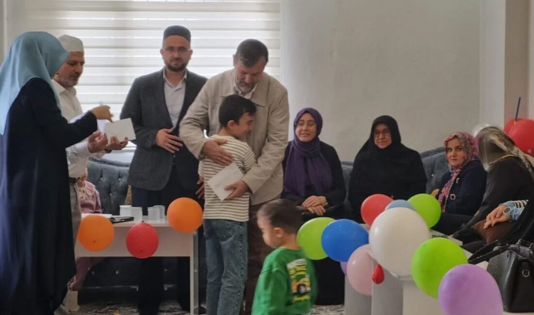 Hatay'ın Belen ilçesinde düzenlenen etkinlikte, yetim çocuklara okul elbisesi ve