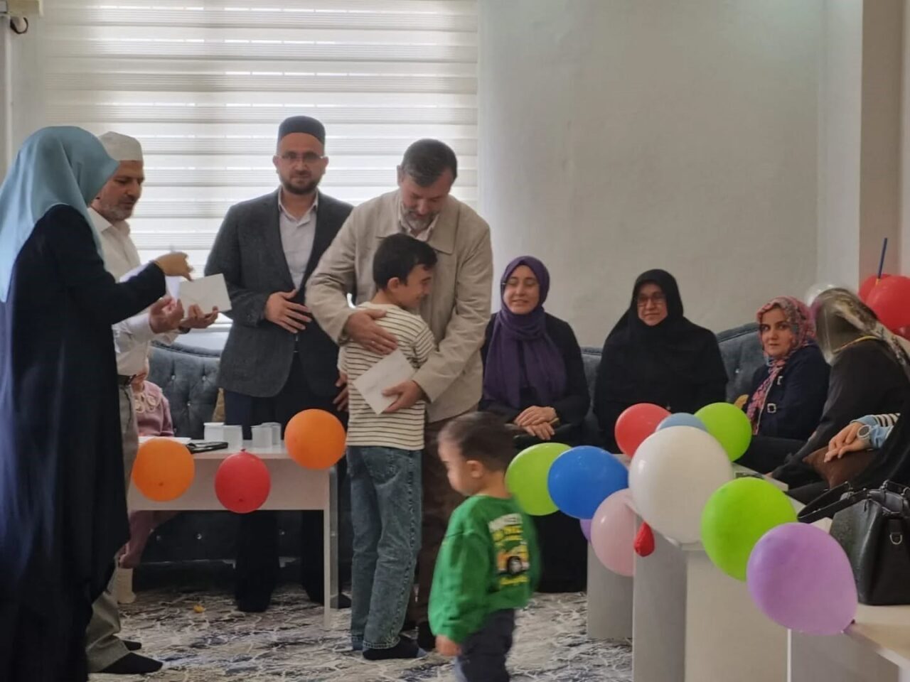 Hatay'ın Belen ilçesinde düzenlenen etkinlikte, yetim çocuklara okul elbisesi ve