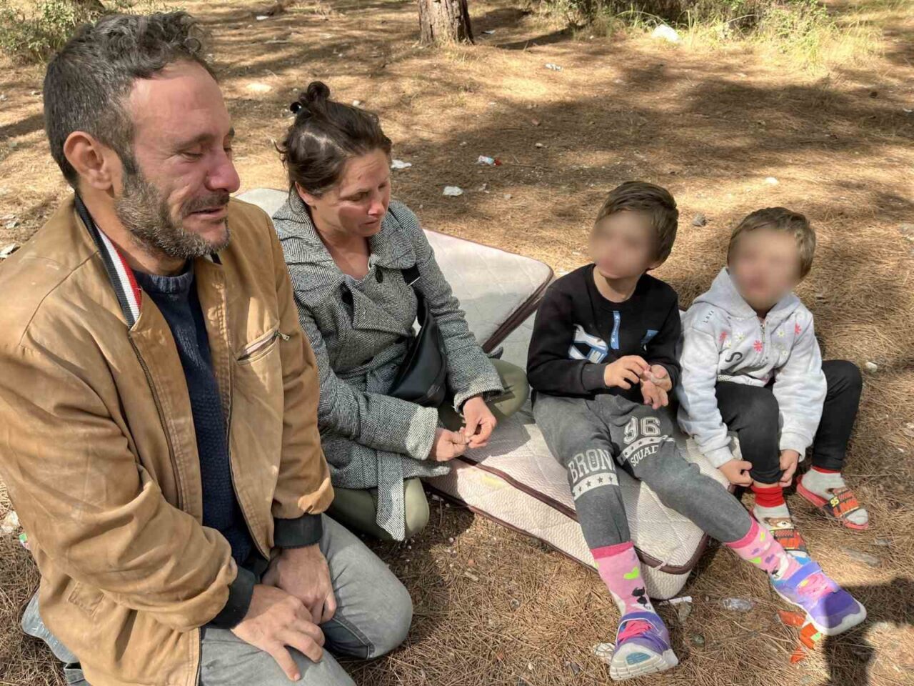 İzmir Gaziemir'de Aydoğan ve Nazmiye Avcı, çocuklarıyla birlikte ormanda kalmaya