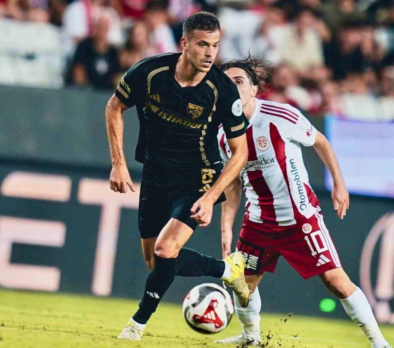 Kayserispor'un orta saha oyuncusu Lazslo Benes, Karagümrük maçındaki sert müdahalesi