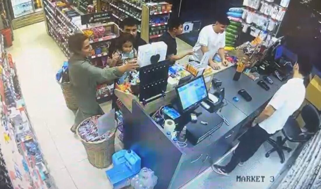 Beyoğlu'ndaki bir Petrol Ofisi marketinde, bir çift 4 yaşındaki çocuklarıyla