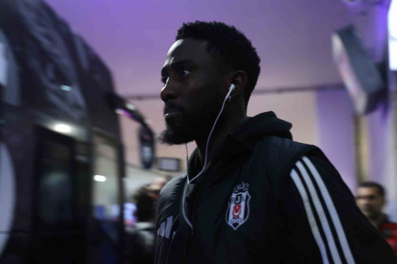 Beşiktaş, Konyaspor'la yapacağı erteleme maçı için Konya'ya geldi. Taraftarlar, havalimanında