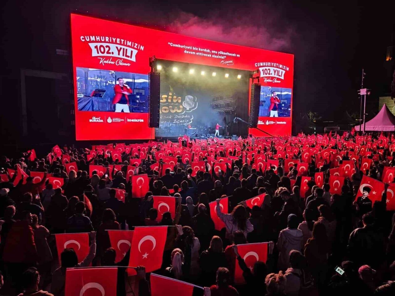 Beşiktaş, Cumhuriyet'in 102. yılını coşkulu bir kortej ve konserle kutladı.