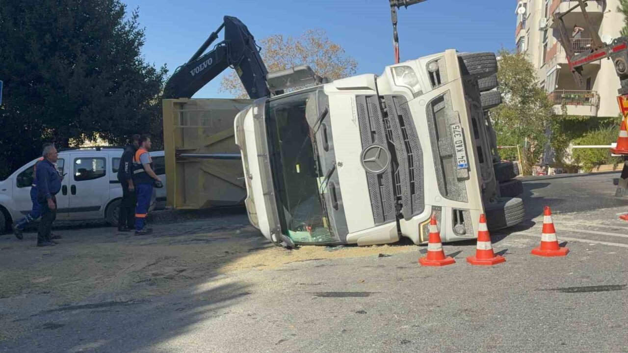 Beşiktaş'ta hafriyat kamyonu, yükünü boşaltırken devrildi. Şoför yaralandı ve olay
