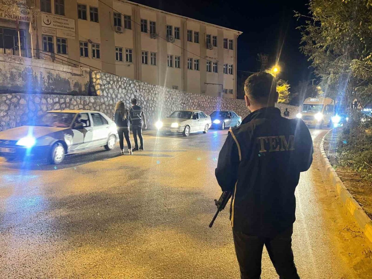 Adıyaman'ın Besni ilçesinde, ilçe Emniyet Müdürlüğü'ne bağlı polis ekipleri, hem