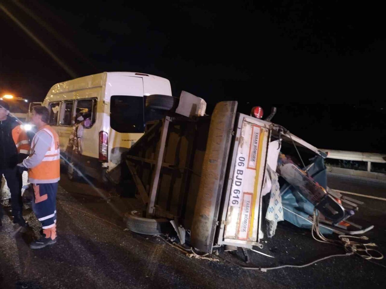 Beykoz'da, 03.00 sularında TEM Otoyolu'nda bir servis minibüsü, sürücüsünün kontrolü