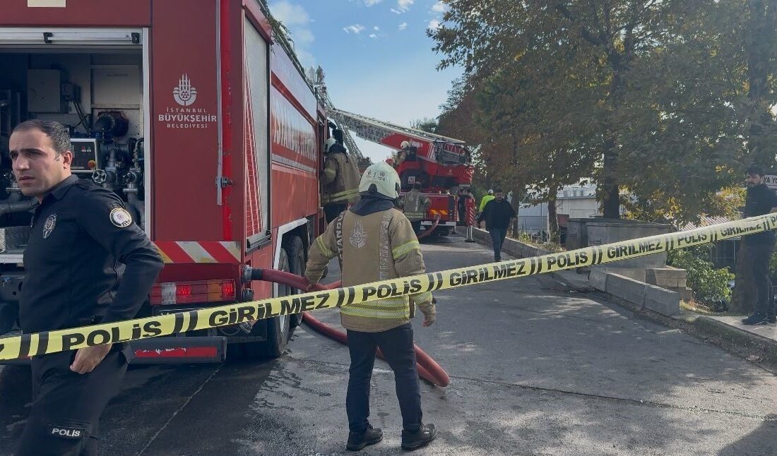 Beylikdüzü'nde bir ahşap üretim fabrikasında çıkan yangında, çalışanlar çatıya kaçmak
