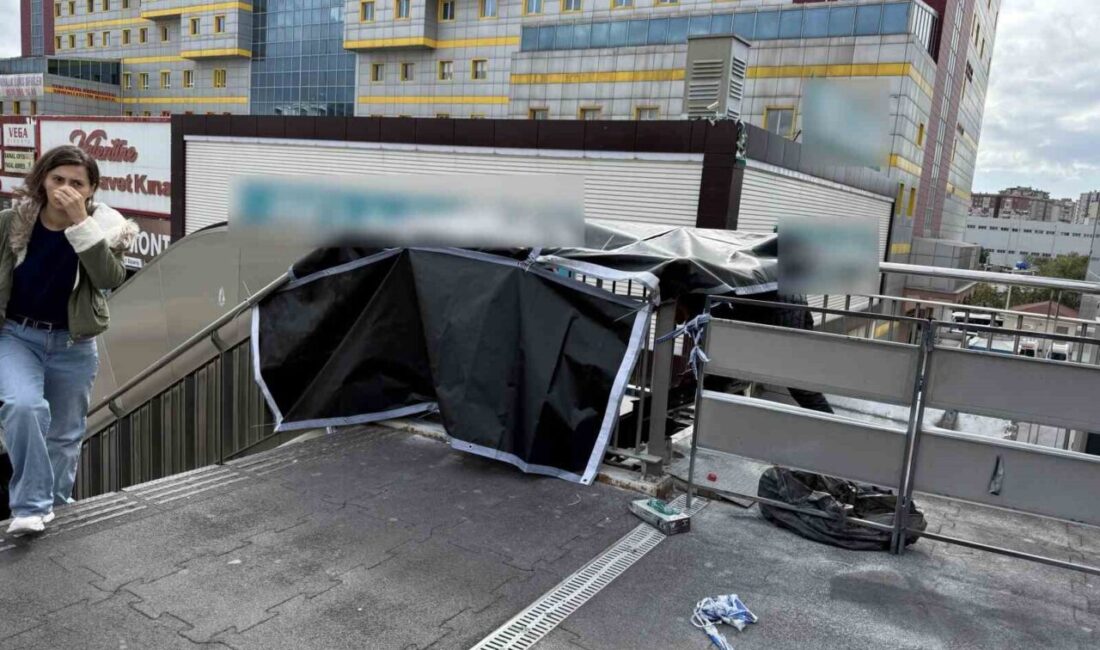 Beylikdüzü’nde Metrobüs Üst Geçidinde Yangın Çıktı, Çalışanlar Olayı Kontrol Altına Aldı Beylikdüzü'nde metrobüs üst geçitinde çıkan yangın, çalışanların müdahalesiyle kontrol altına