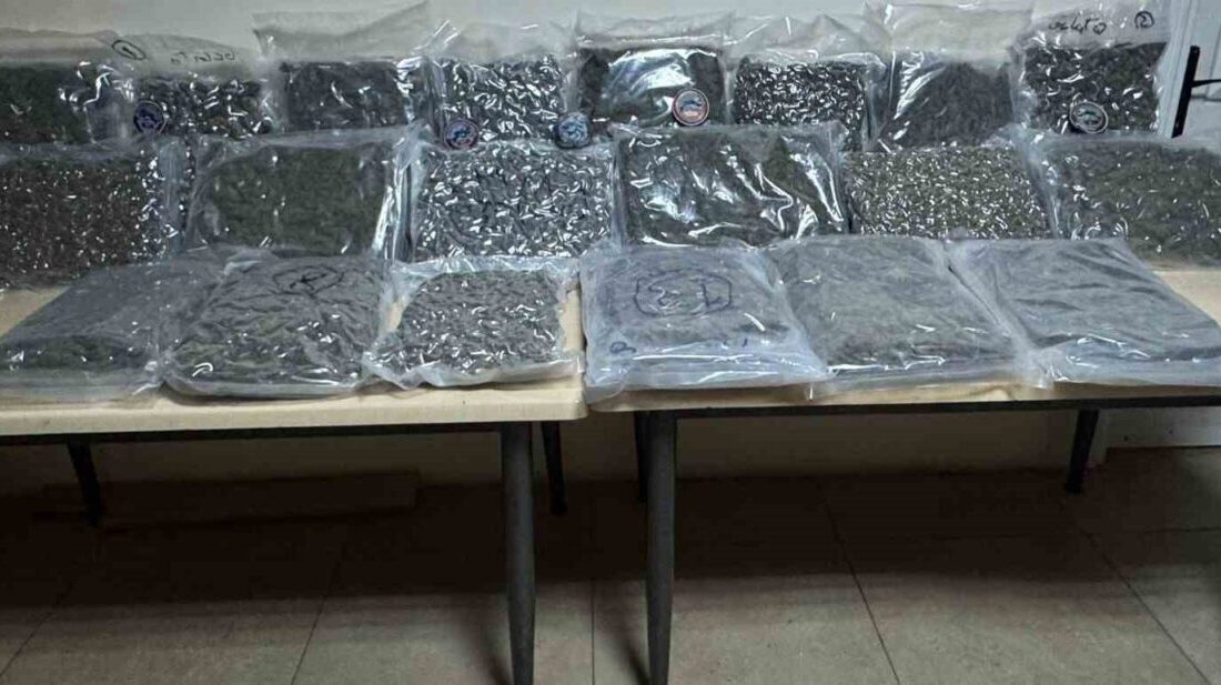 İstanbul Beyoğlu'nda polis, 'dur' ihtarına uymayarak kaçan ve silahını çöp