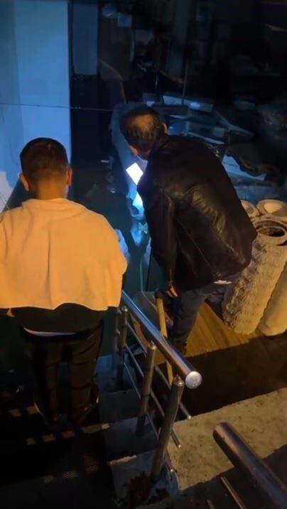 Beyoğlu'nda yaşanan sağanak yağış, Okmeydanı Piyalepaşa Mahallesi'ndeki bir halı dükkanında