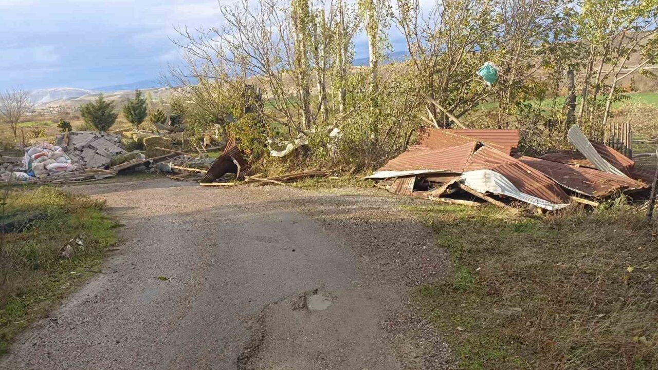 Ankara'nın Beypazarı ilçesinde etkili olan dolu yağışı, kısa sürede fırtınaya