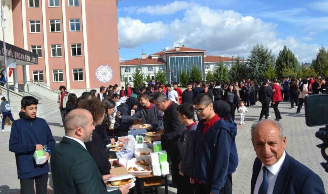 Beypazarı’nda Hayır Panayırı Düzenlendi, Gelir Gazze’deki Öğrencilere Destek Olacak Ankara'nın Beypazarı ilçesinde Hatice-Cemil Ercan Fen Lisesi'nde "Bir Okul, Bin