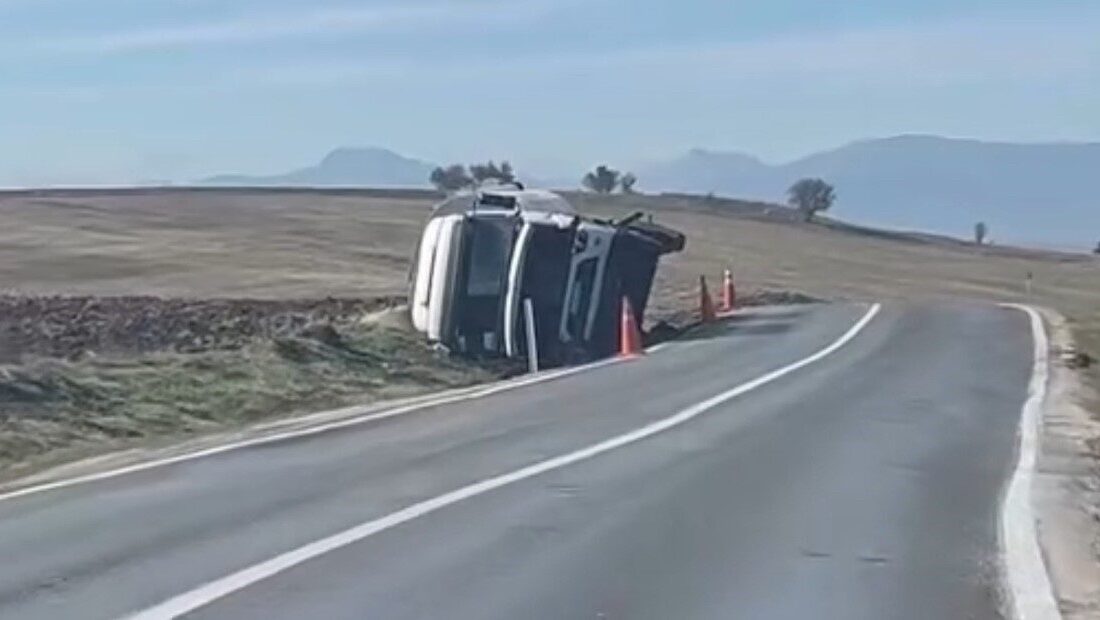 Bolu’da Yem Kamyonunun Devrilmesi Sonucu Sürücünün Sağlık Durumu İyi Bolu’nun Gerede ilçesi ile Dörtdivan arasında seyir halindeki 14 ACA