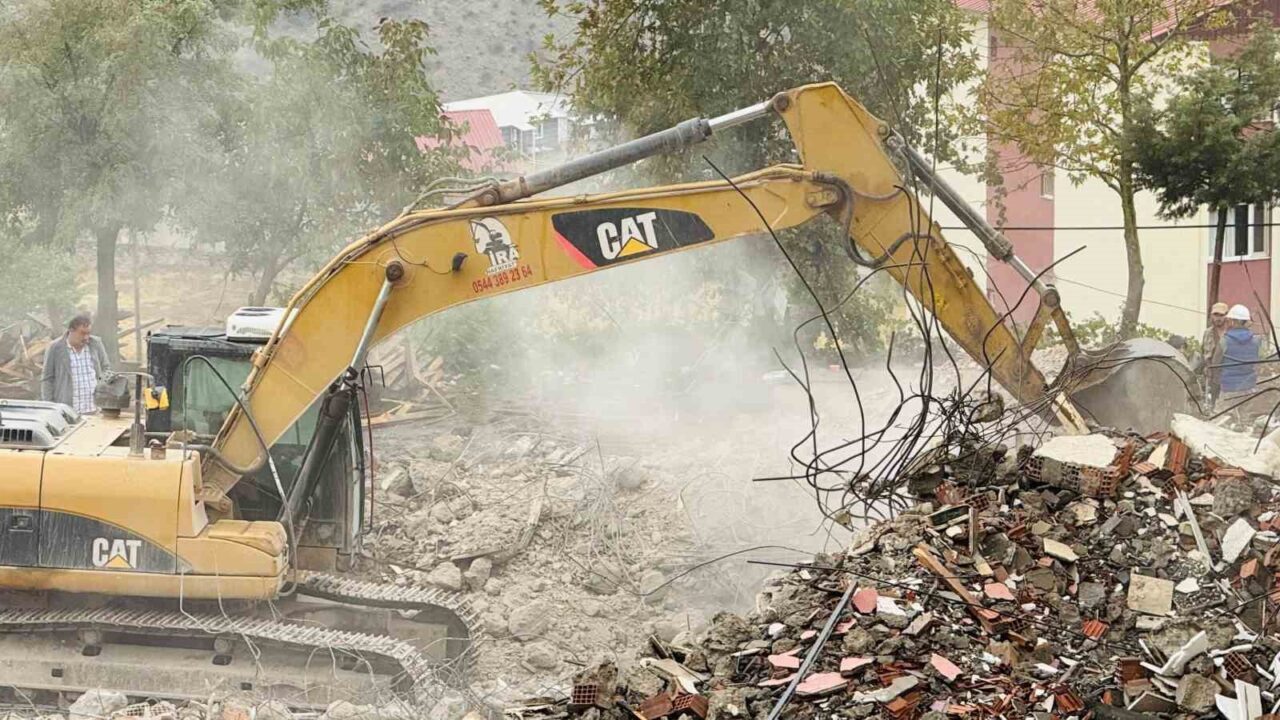 Şırnak'ın Beytüşşebap ilçesinde eski binalar yıkılarak modern yapılar inşa ediliyor.