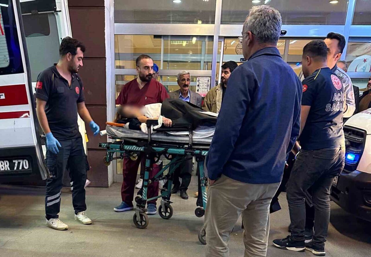 Adıyaman'da 17 yaşındaki M.T.O., bilinmeyen bir sebeple bıçakla kendini ağır