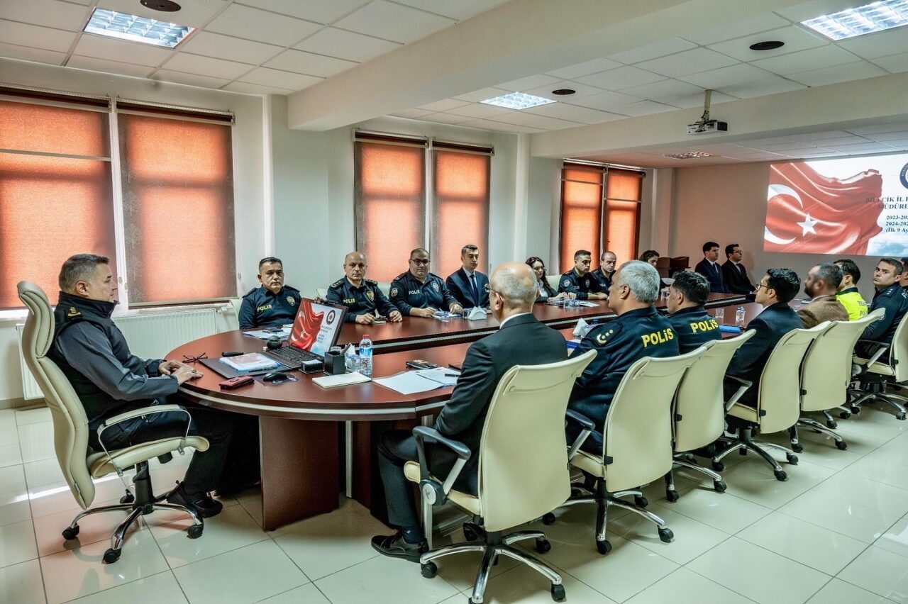 Bilecik İl Emniyet Müdürü Gökalp Şener, müdür yardımcıları ve birim