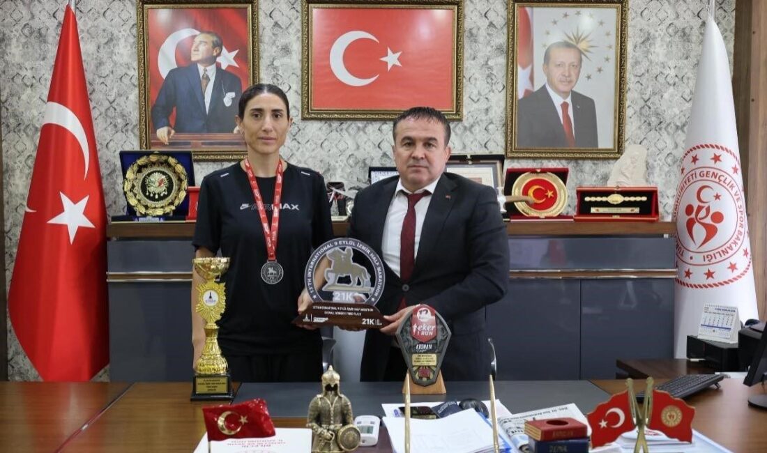 Sebahat Demir, İzmir Yarı Maratonu’nda Türkiye Şampiyonu Olarak Tarihe Geçti Bilecikli atlet Sebahat Demir, 21 Eylül 2025'teki İzmir Yarı Maratonu'nda
