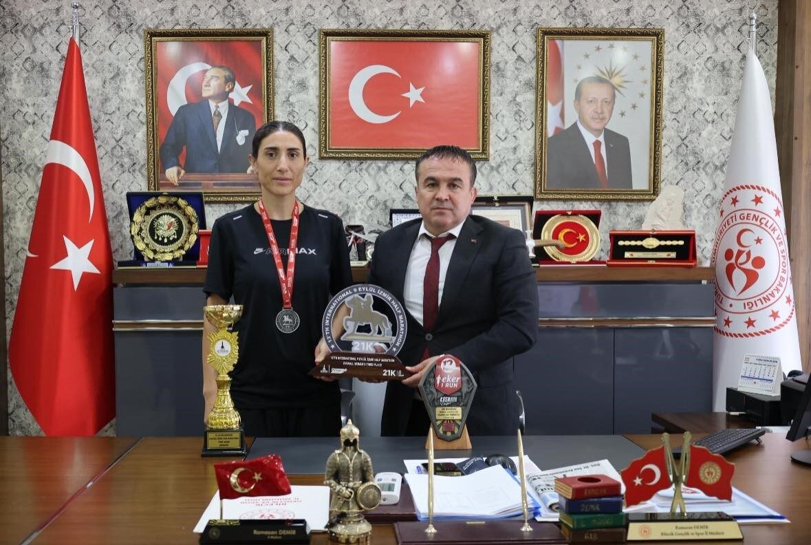 Bilecikli sporcu Sebahat Demir, 21 Eylül 2025'teki İzmir Yarı Maratonu'nda