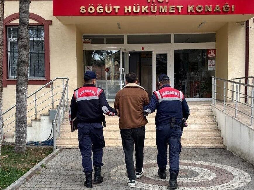 Bilecik’te Hakkında Kesinleşmiş 1 Yıl 8 Ay Hapis Cezası Bulunan Şahıs Jandarma Tarafından Gözaltına Alındı Bilecik'in Söğüt ilçesinde jandarma ekipleri, şüpheli hareketlerinden dolayı F.Ö. (25)
