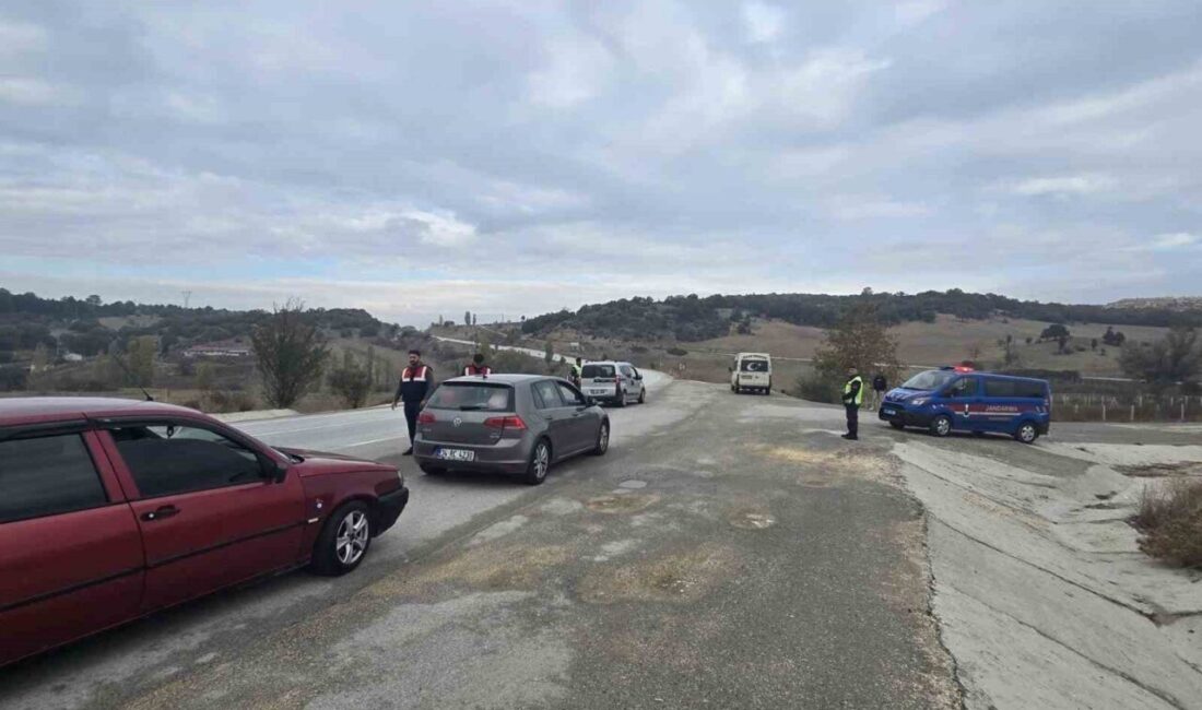 Bilecik’te Jandarma tarafından gerçekleştirilen güvenlik uygulamasında 14 aranan kişi yakalandı Bilecik'teki Huzur ve Güven uygulamasında 7 bin 791 kişi kontrol