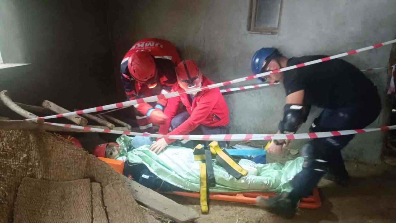 Bilecik'in Pazaryeri ilçesinde UMKE tarafından düzenlenen deprem tatbikatında senaryo gereği