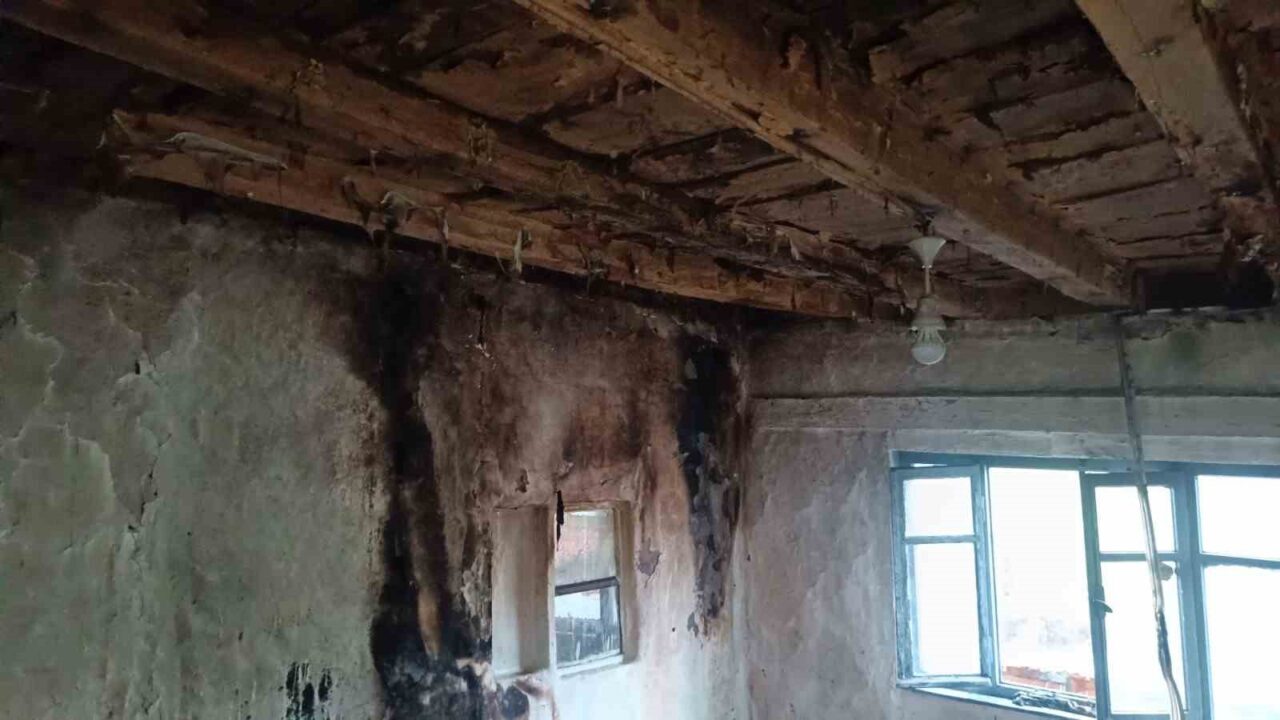 Bilecik’te Yıldırım Düşen Evde Çıkan Yangın İtfaiye Ekiplerinin Müdahalesiyle Kontrol Altına Alındı