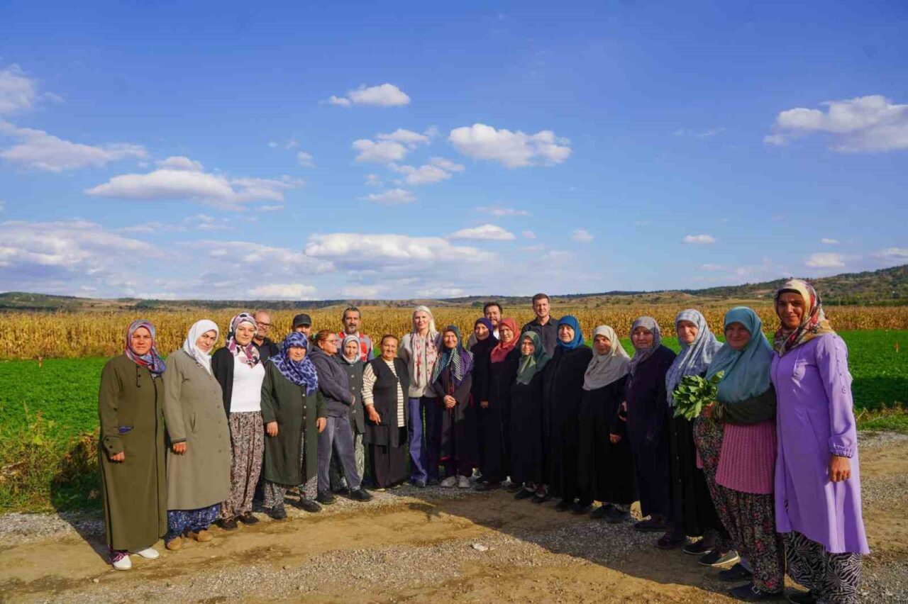 Bilecik Belediye Başkanı Melek Mızrak Subaşı, Yeniköy Mahallesi'nde kadın çiftçilerle