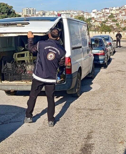 Bilecik’te Düzensiz Göçmenlerle Mücadelede Denetimler Devam Ediyor Bilecik'te düzensiz göçmen yakalamak ve göçmen kaçakçılığını önlemek için denetimler