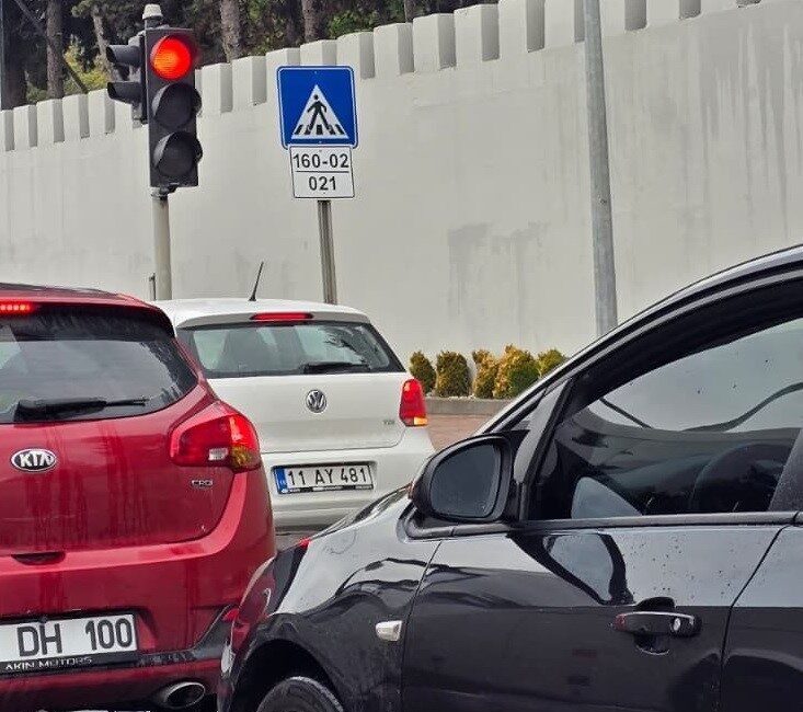 Bilecik’te Hamsu Köprüsü'ndeki trafik yoğunluğu, sürücüleri çileden çıkardı. Kontrolsüzce güvenlik