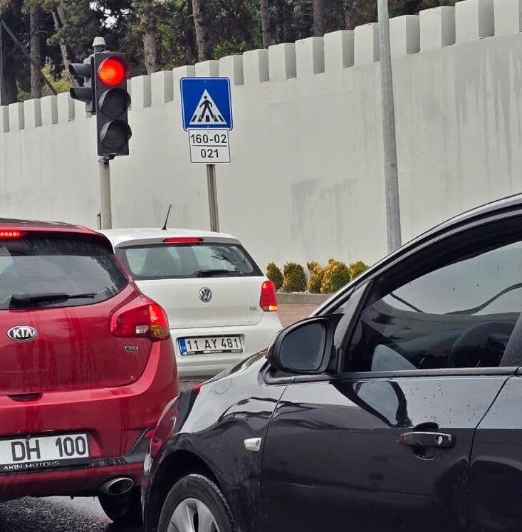Bilecik’te Hamsu Köprüsü’nde Kontrolsüz Trafik Sıkıntısı ve Güvenlik Şeridi Kullanımı Tartışmaları Başladı
