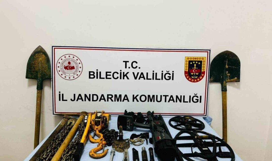 Osmaneli’nde Ormanlık Alanda Kaçak Kazı Yapan 5 Kişi Jandarma Tarafından Yakalandı Bilecik’in Osmaneli ilçesinde ormanlık alanda izinsiz kazı yapan A.Y., E.İ.,
