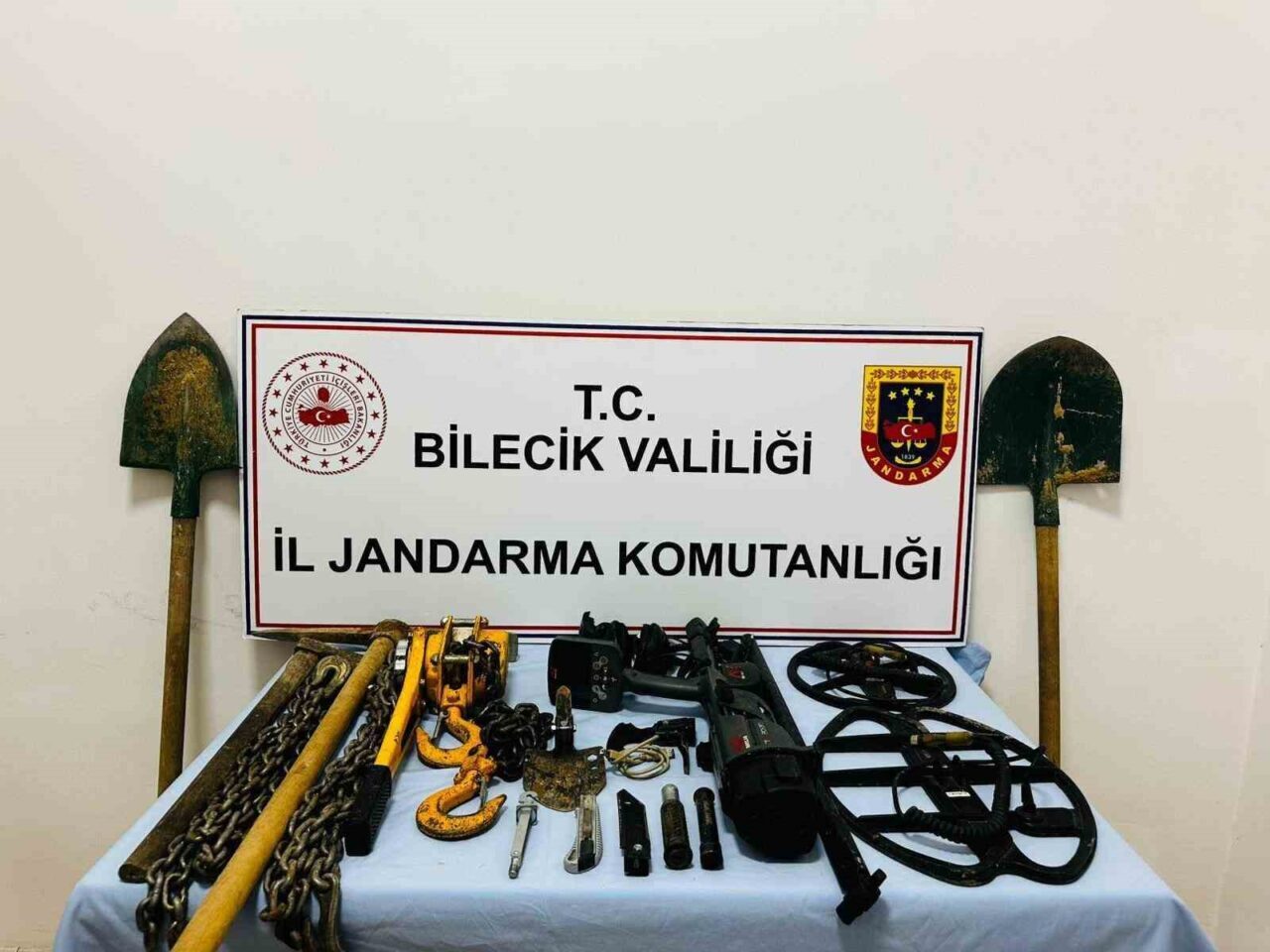 Bilecik’in Osmaneli ilçesinde ormanlık alanda izinsiz kazı yapan A.Y., E.İ.,
