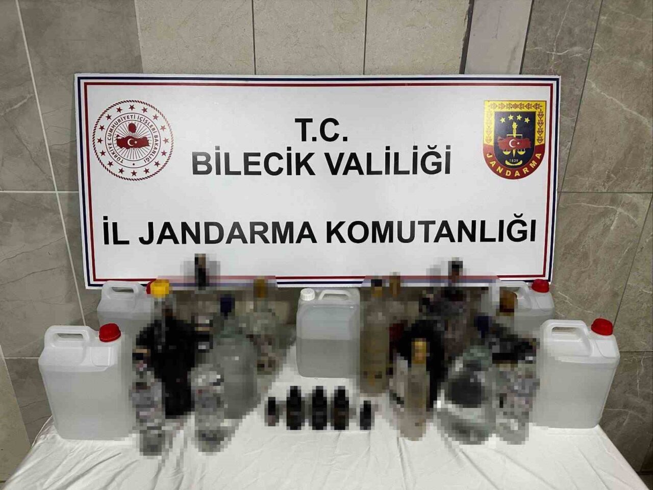 Bilecik'te jandarma ekipleri, kaçak alkol üretimine yönelik düzenlediği operasyonda çeşitli