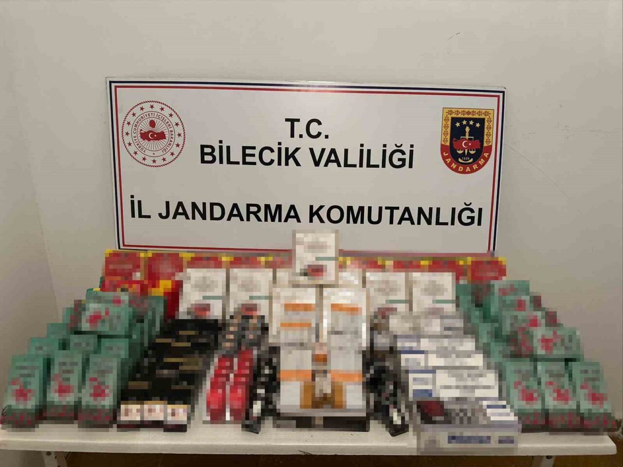 Bilecik’in Söğüt ilçesinde düzenlenen operasyonda, yasa dışı tütün ve makaron