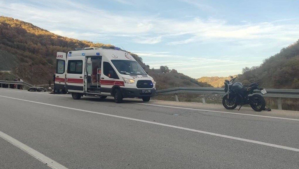 Bilecik'te Mertcan T. yönetimindeki motosiklet kontrolden çıkarak devrildi. Yaralanan sürücü,