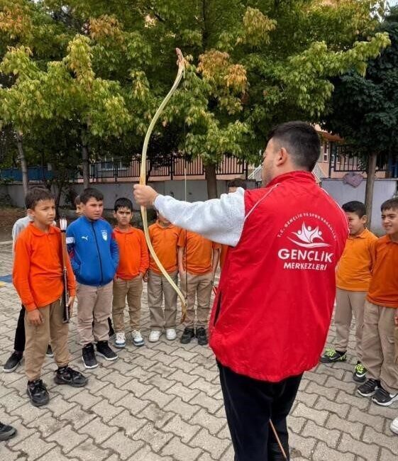 Bilecik'te "Merkezim Her Yerde" projesi kapsamında, Gençlik Merkezi ekibi Yenipazar'daki