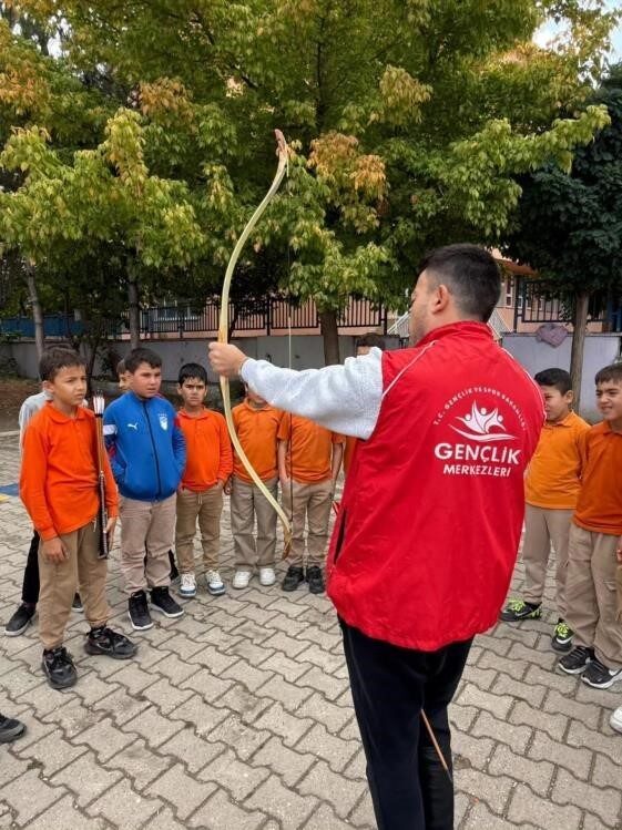 Bilecik'te "Merkezim Her Yerde" projesi kapsamında, Gençlik Merkezi ekibi Yenipazar'daki