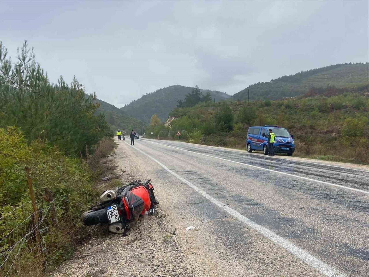 Bilecik'te Gölpazarı-Vezirhan karayolunda Akın Emre D. yönetimindeki motosiklet devrildi. Kazada