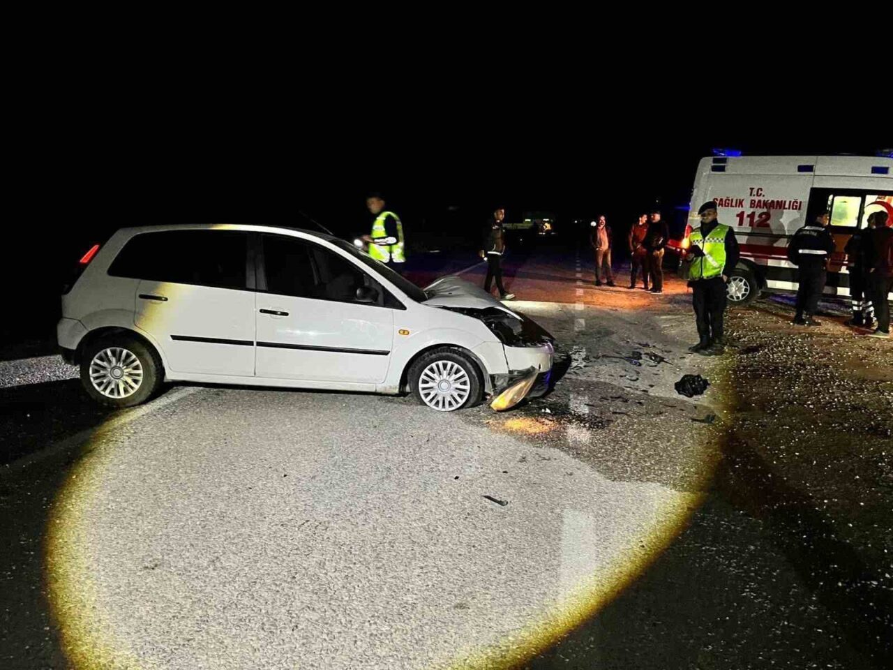 Bilecik'in Osmaneli ilçesinde iki otomobilin kafa kafaya çarpışması sonucu dört