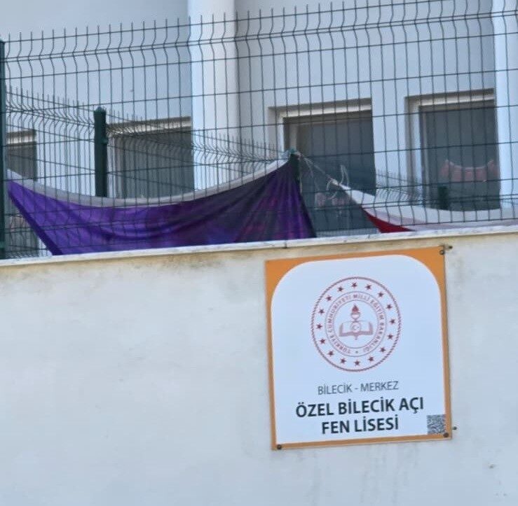 Bilecik'teki Özel Açı Koleji'nin bahçesine asılan Türk bayrağının, 29 Ekim