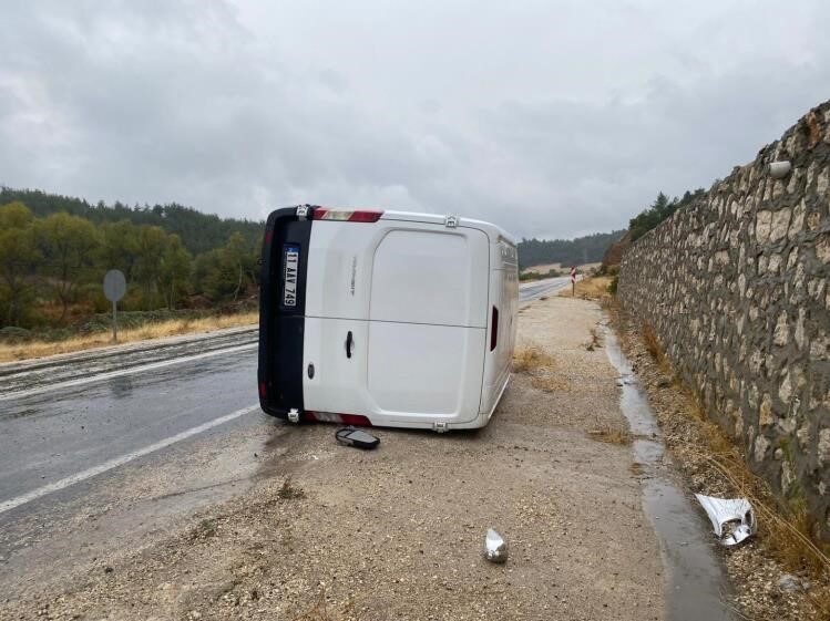 Bilecik'te, Ömer Y. yönetimindeki kamyonet, yağış nedeniyle kontrolden çıkarak devrildi.