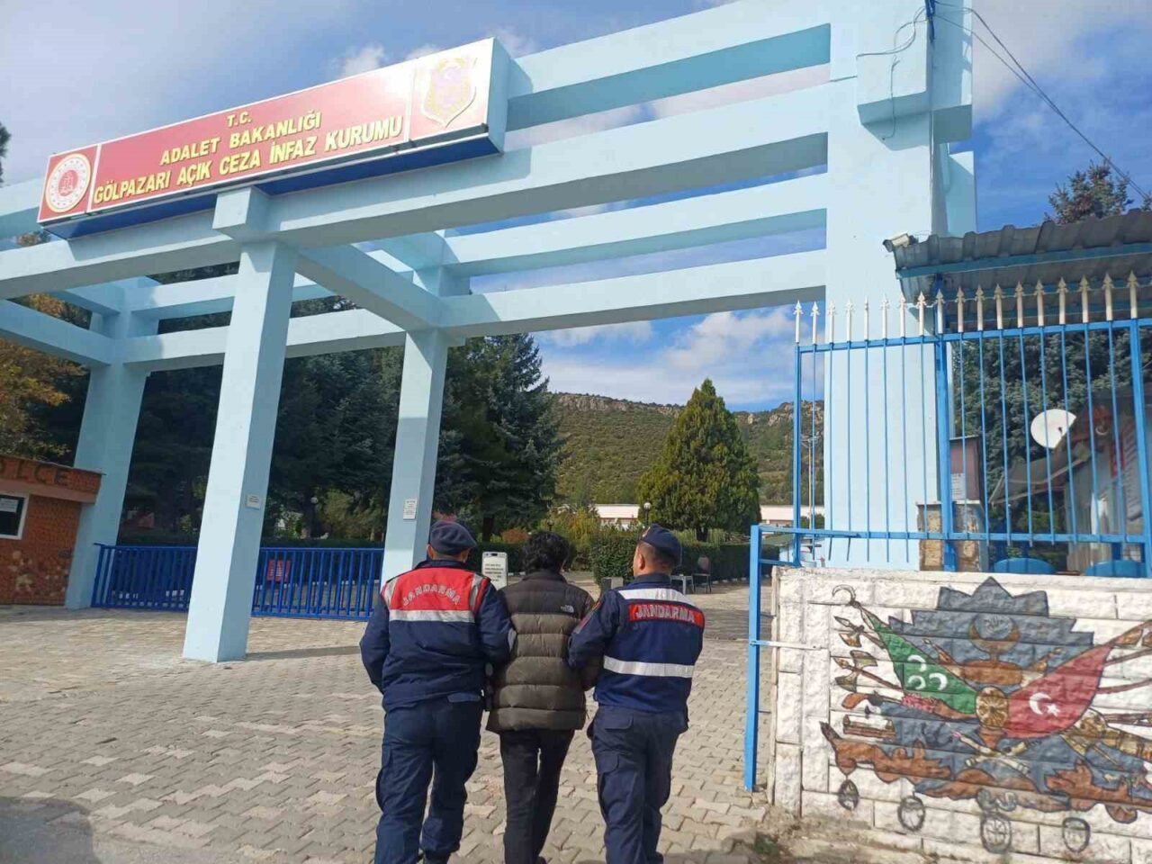 Bilecik'te jandarma ekipleri, hakkında yakalama kararı bulunan Hasan Ö.'yü, şüpheli