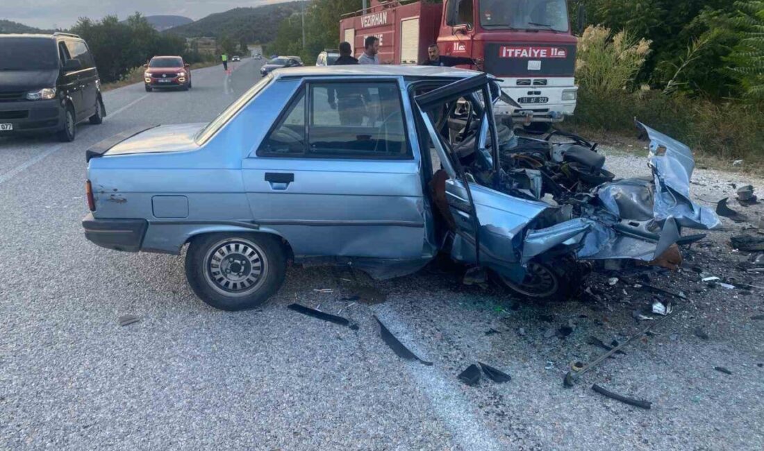 Bilecik'te Gölpazarı-Vezirhan kara yolunda iki aracın kafa kafaya çarpışması sonucu