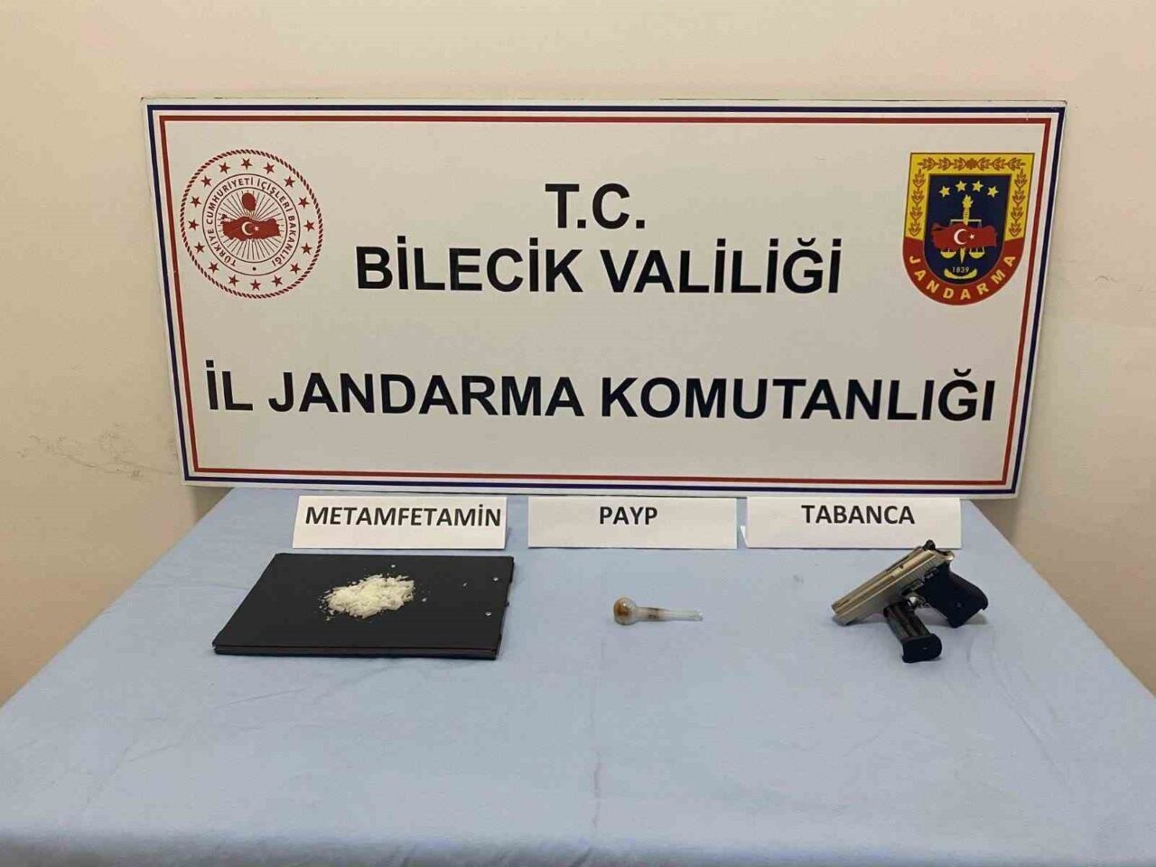 Bilecik'in Osmaneli ilçesinde jandarma ekipleri, uyuşturucu operasyonu düzenleyerek İ.A. isimli
