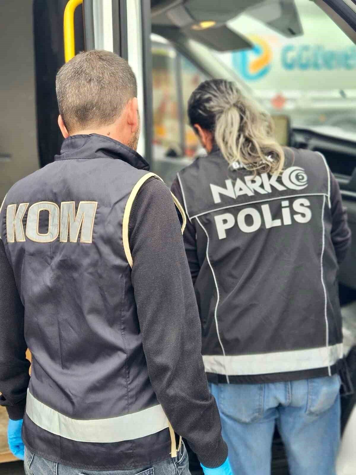 Bilecik'te İl Emniyet Müdürlüğü ekipleri, şehirlerarası yol denetimlerinde uyuşturucu kalıntısı