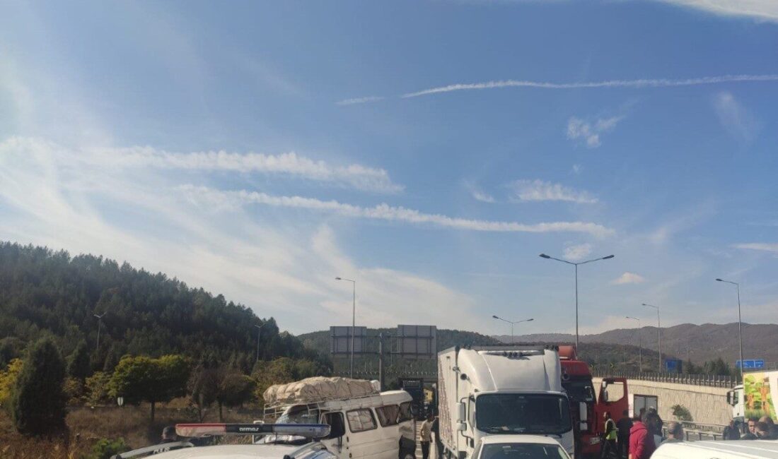 Bilecik’in Bozüyük ilçesinde meydana gelen zincirleme trafik kazasında 3 kişi