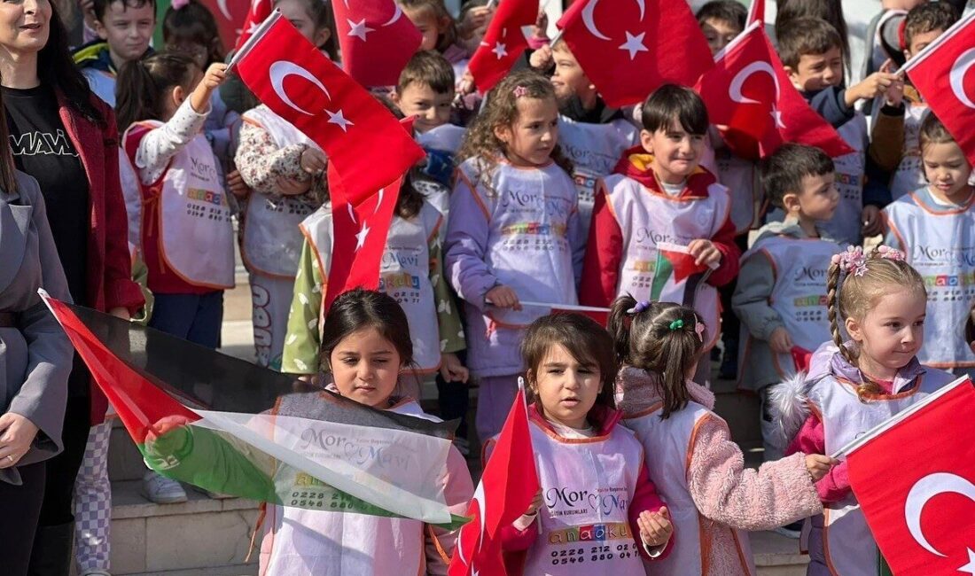 Bilecik’te Öğrenciler ve Öğretmenlerden Gazze İçin Duygusal Destek Etkinliği Bilecik'teki Şeyh Edebali Anadolu İmam Hatip Lisesi, Gazze halkına destek