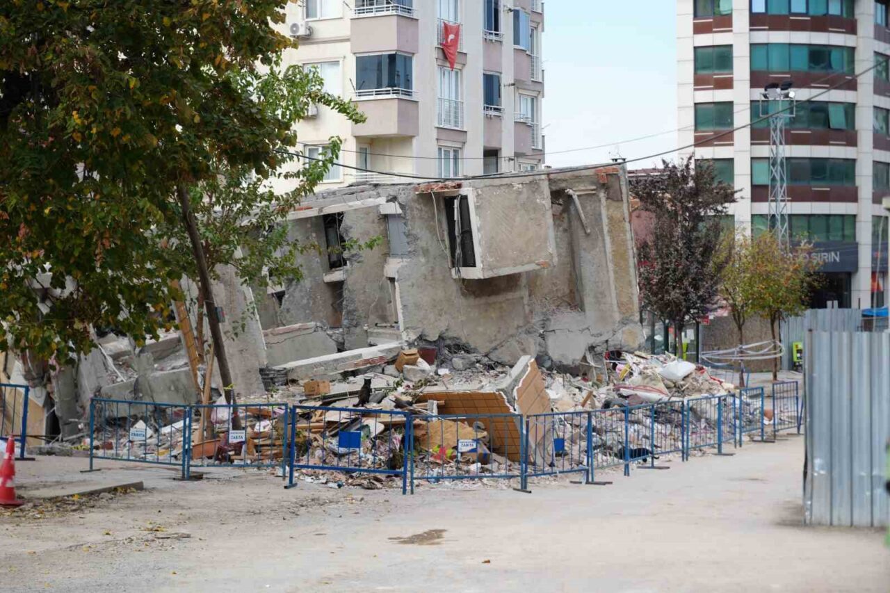 Kocaeli'nin Gebze ilçesindeki bir binanın devrilmesi sonucu Bilir ailesinden 5